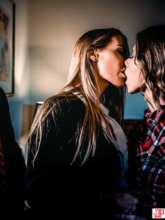 Anya Olsen i Nicole Aniston mają trójkąt